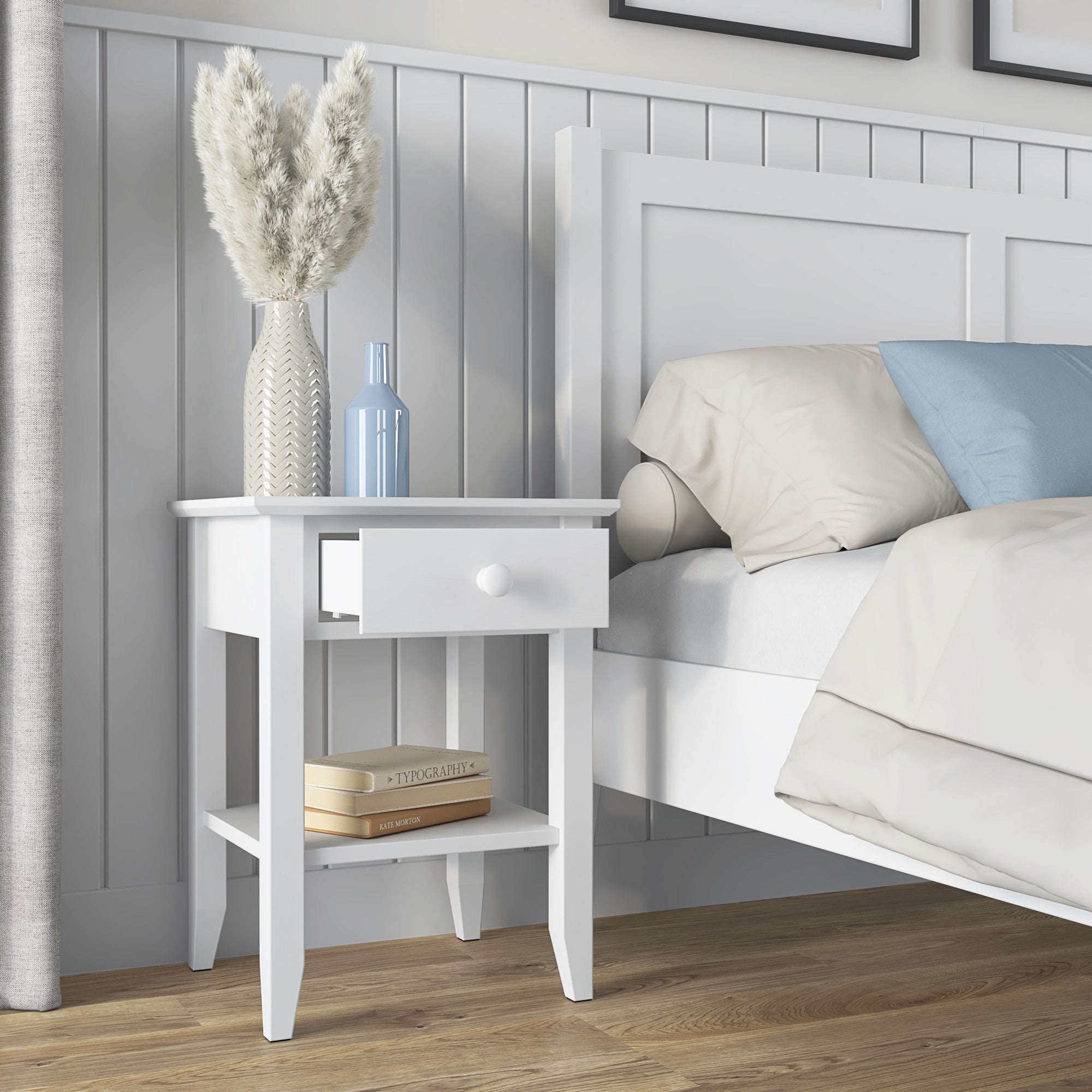 Nachtkastje N01 houten wit in slaapkamer – styling met nachtlampje