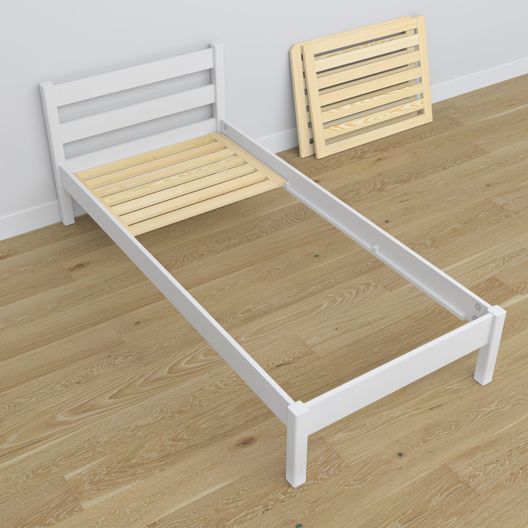 Lit simple en bois blanc – vue en biais, chambre d'enfant scandinave