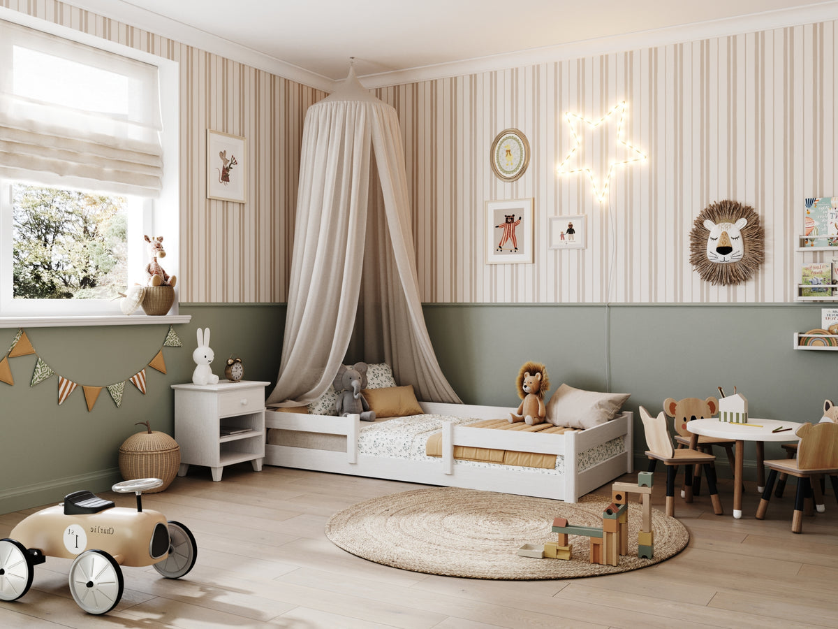 Laag bed wit in slaapkamer – Scandinavische inrichting, houten