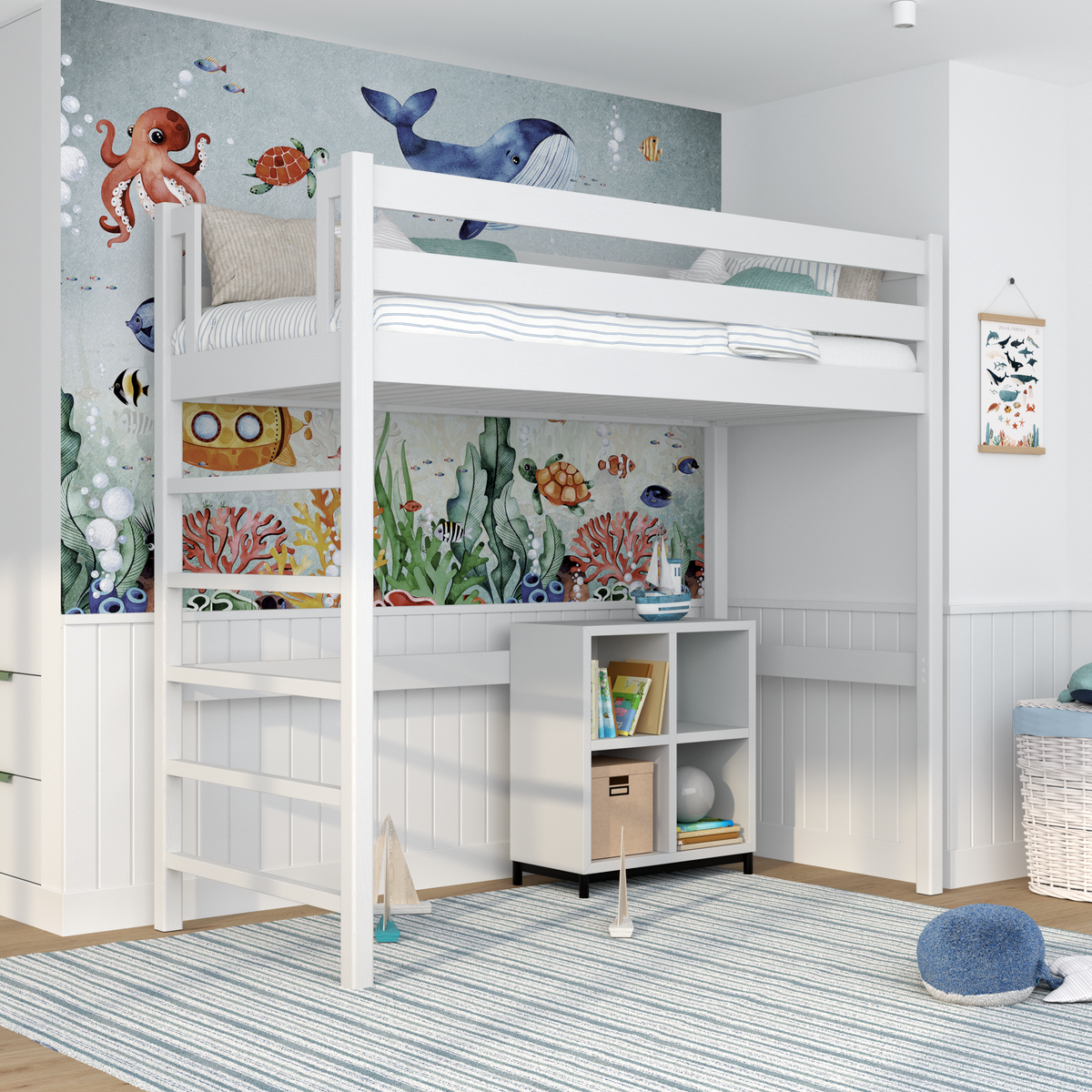 Wit hoogslaper houten in lichte kinderkamer met rek eronder