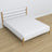 Tweepersoonsbed wit-eiken in slaapkamer – inrichting met beddengoed, scandi stijl