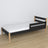 Barrière de protection en bois noir dans le lit enfant – décoration scandinave