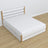 Tweepersoonsbed wit met eiken – poten en onderstel houten, close-up