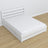 Tweepersoonsbed wit – poten en onderstel houten, close-up