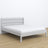 Tweepersoonsbed grijs – houten hoofdeinde, close-up van houtskwaliteit