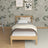 Lit chêne naturel dans la chambre d'enfant – décoration scandinave, en chêne