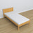 Lit pin naturel dans la chambre d'enfant – décoration scandinave, en bois