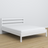Tweepersoonsbed wit – houten hoofdeinde, close-up op houtskwaliteit