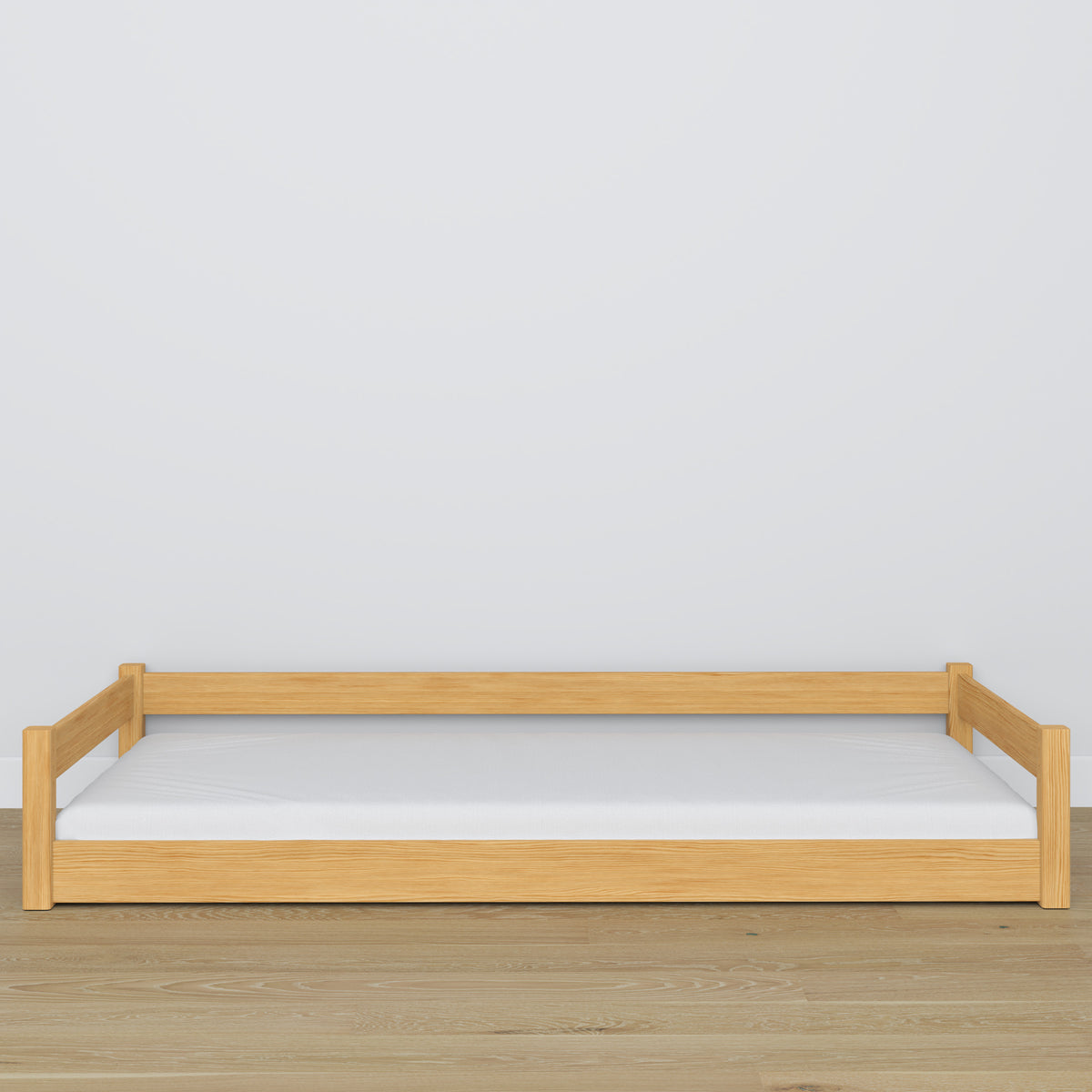 Laag houten bed naturel grenen – lage omlijsting, zijaanzicht, slaapkamer scandi