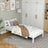 Lit blanc dans la chambre d'enfant – décoration scandinave, en bois